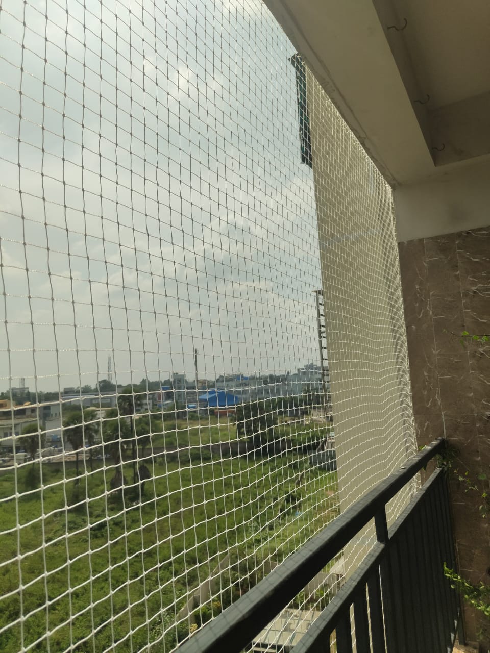 Balcony safety net installation