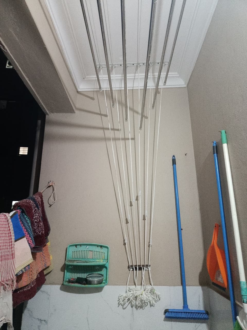 Wall-mounted cloth hanger wide angle installation